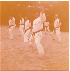Entrainement avec Maitre Nanbu à la plage de Cavalière en juillet 1972