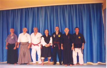 Sensei Bernard-Alain Lalandre (hanshi jiu-jitsu kempo) avec Sensei  Nguyen Ngoc et d'autres Senseis